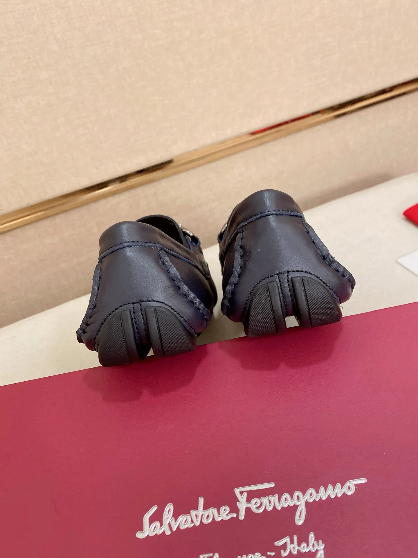 Men's shoes💰: 560💰High-end quality! Ferragamo🆕🆕Exclusive hot-selling products in stock🔥🔥New products on the shelves, high-quality Ferragamo men's pea shoes, high-end casual driving shoes, with complete packaging! 💪 💪 Material: imported cowhide 🐂 + imported high-quality water-dyed cowhide lining + wear-resistant outsole 👍🏻👍🏻 Features: high-end and comfortable, purely handmade 🚀 🚀 Create the perfect shoes that suit you best 🔥 🔥 Size: (38-44) 45 standard size can be customized!